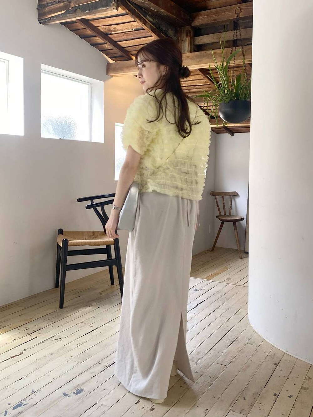 ホワイト系のサンダル、ホワイト系のTシャツ/カットソー、ホワイト系のワンピースを着用したレディースの春コーディネートの2枚目の写真