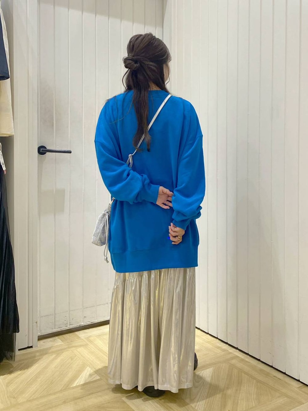 ブラック系のその他シューズ、ブルー系のスウェット、シルバー系のショルダーバッグを着用したレディースの秋コーディネートの3枚目の写真