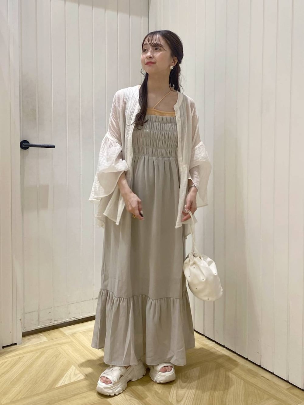 「ローリーズスタイル_LOWRYS FARM、低身長、大人女子カジュアル_LOWRYS FARM、デートコーデ、ワントーン、ワンピース、ドットエスティセール」|「LOWRYS FARMのレースアップスポサン 104934(サンダル、ホワイト系)」を使った、rinangoさん(レディース・146cm)の夏コーディネートの2枚目の写真