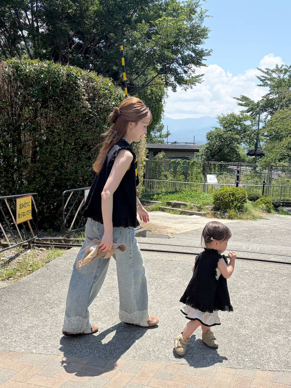 ブルー系のデニムパンツ、ブラック系のシャツ/ブラウス、ブラック系のシャツ/ブラウスを着用したレディースの夏コーディネートの5枚目の写真