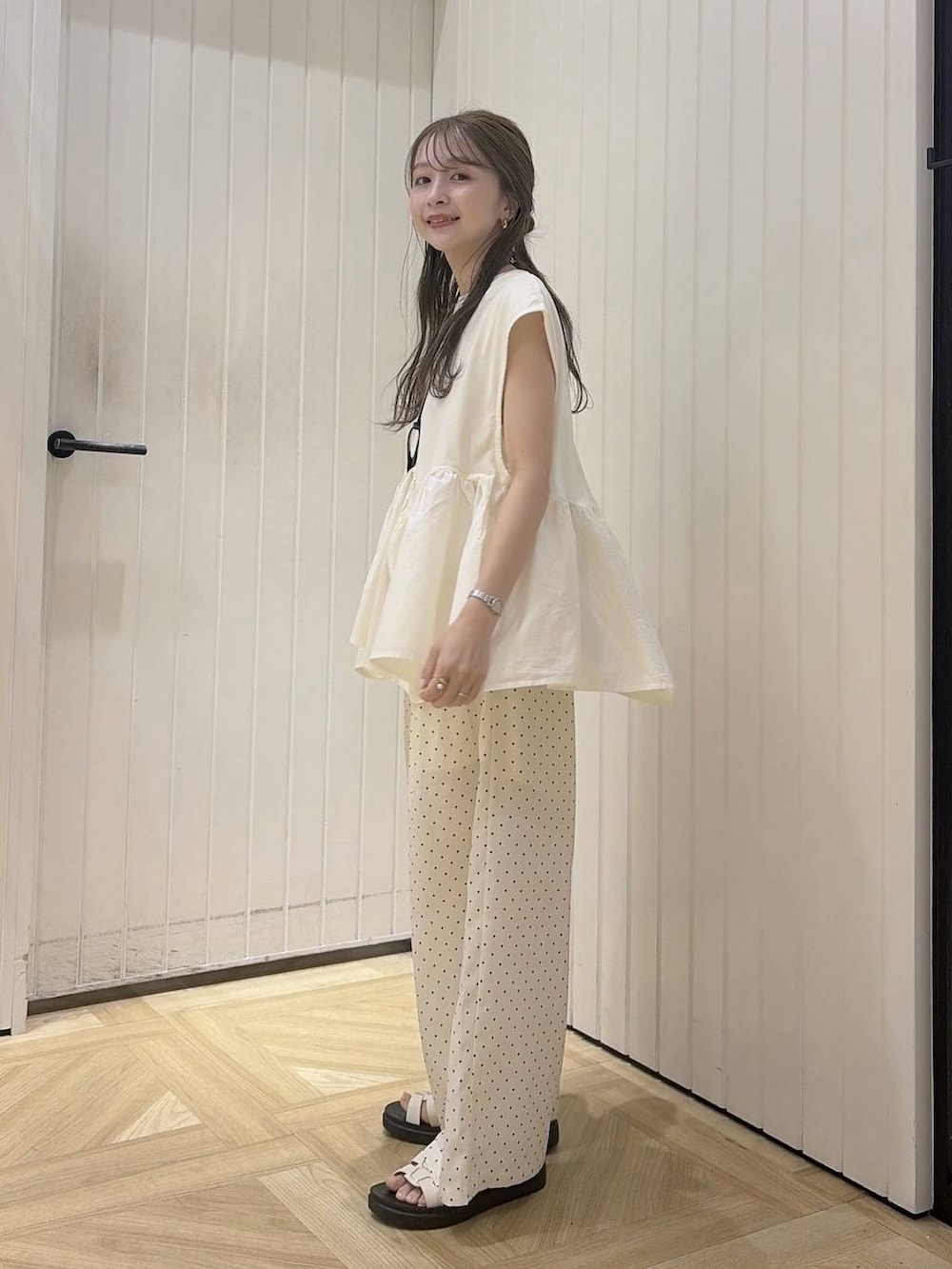 ホワイト系のTシャツ/カットソー、ホワイト系のサンダル、ホワイト系のその他パンツを着用したレディースの夏コーディネートの2枚目の写真