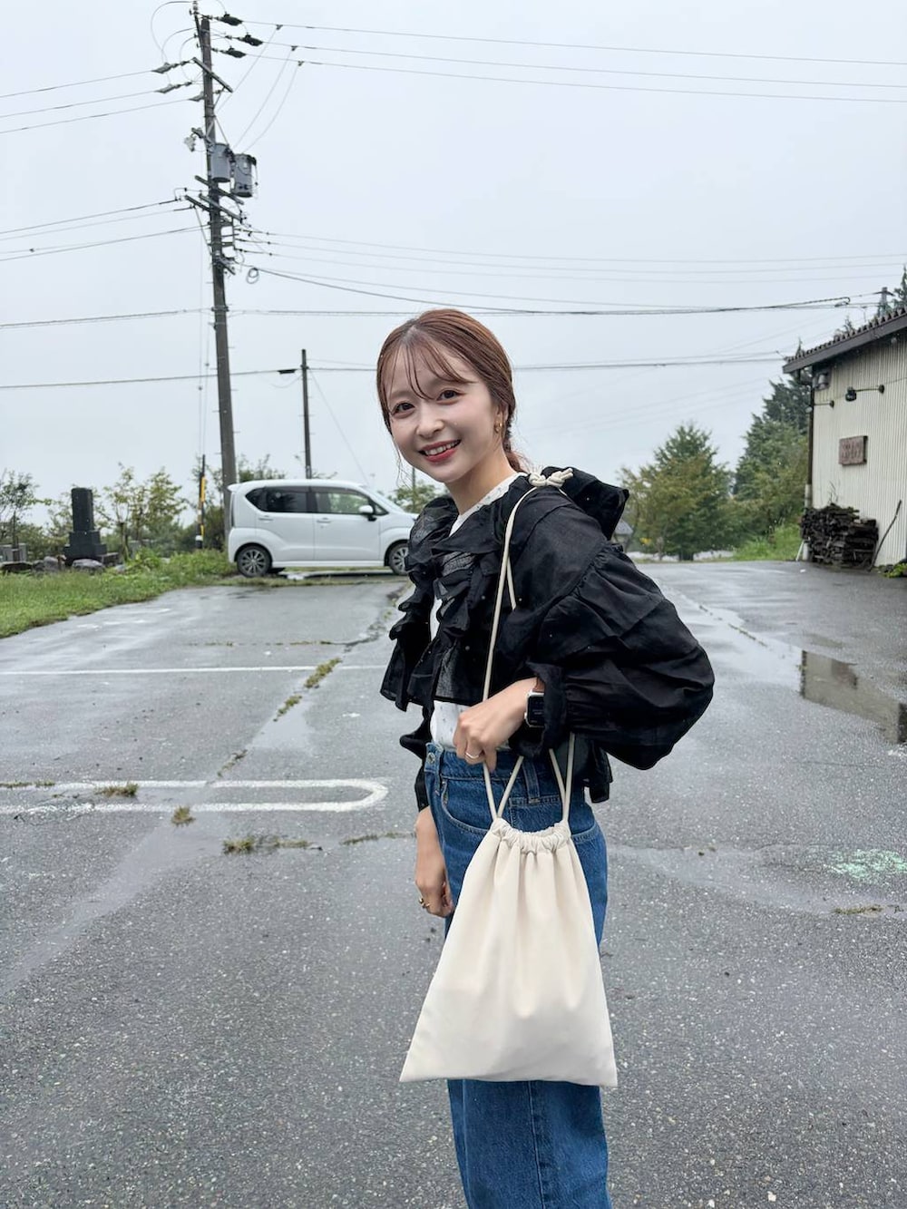 ブラック系のシャツ/ブラウス、ホワイト系のショルダーバッグ、ホワイト系のTシャツ/カットソーを着用したレディースの秋コーディネートの5枚目の写真