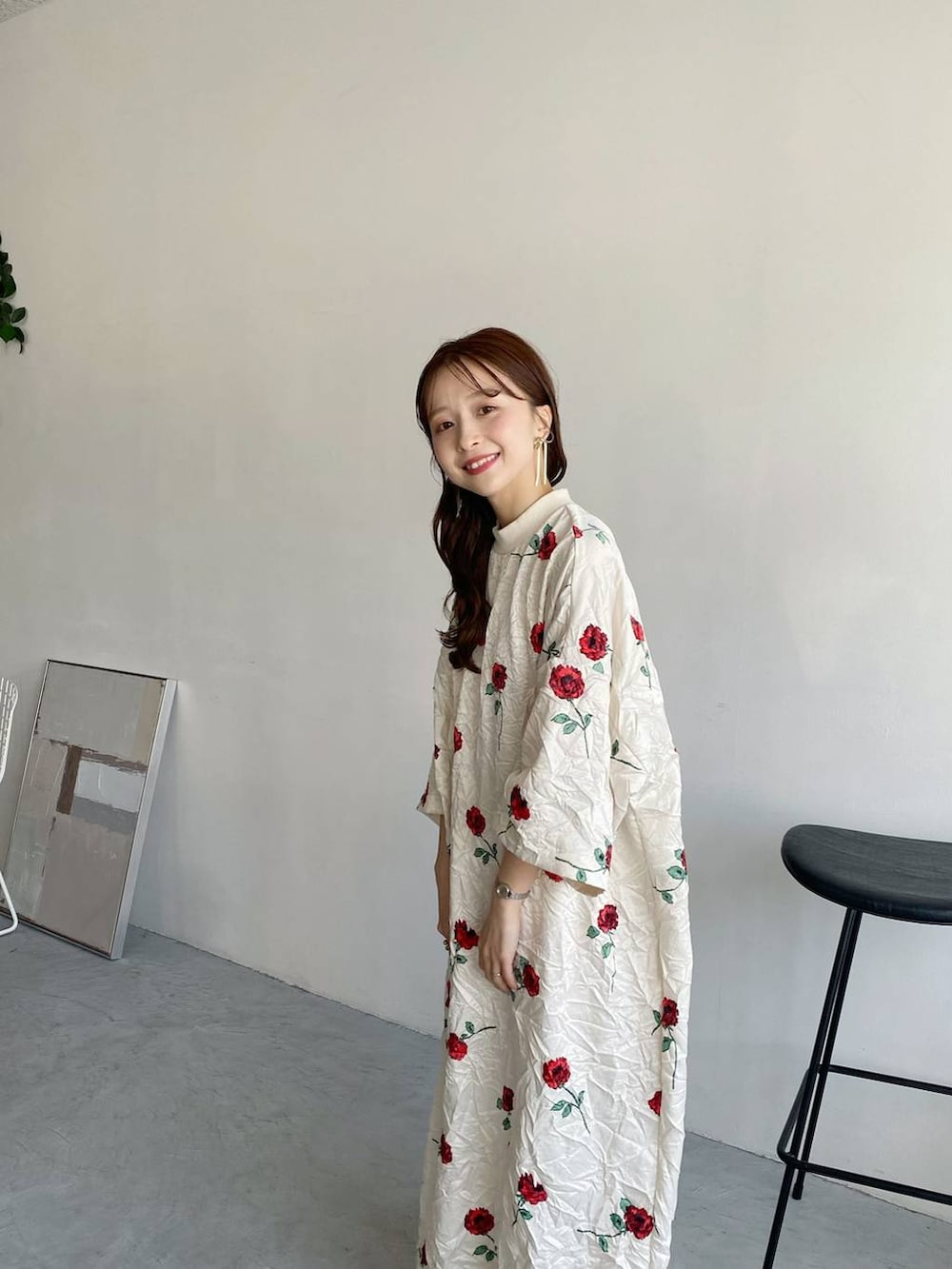 ホワイト系のワンピース、シルバー系のサンダル、ゴールド系のピアス（両耳用）を着用したレディースの春コーディネートの2枚目の写真