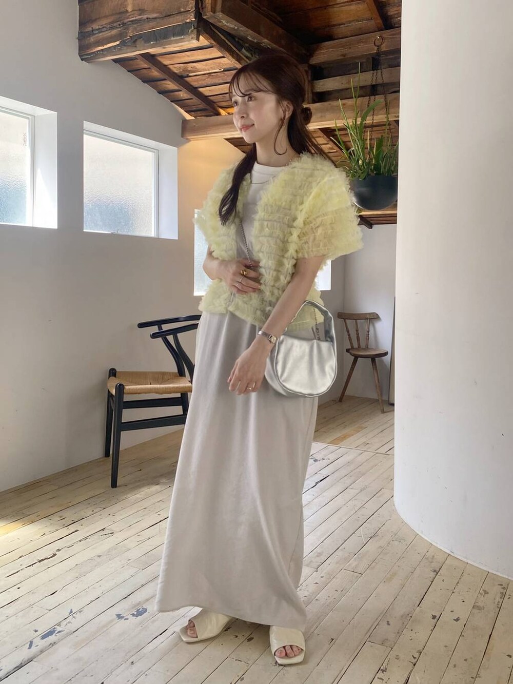 ホワイト系のサンダル、ホワイト系のTシャツ/カットソー、ホワイト系のワンピースを着用したレディースの春コーディネートの3枚目の写真