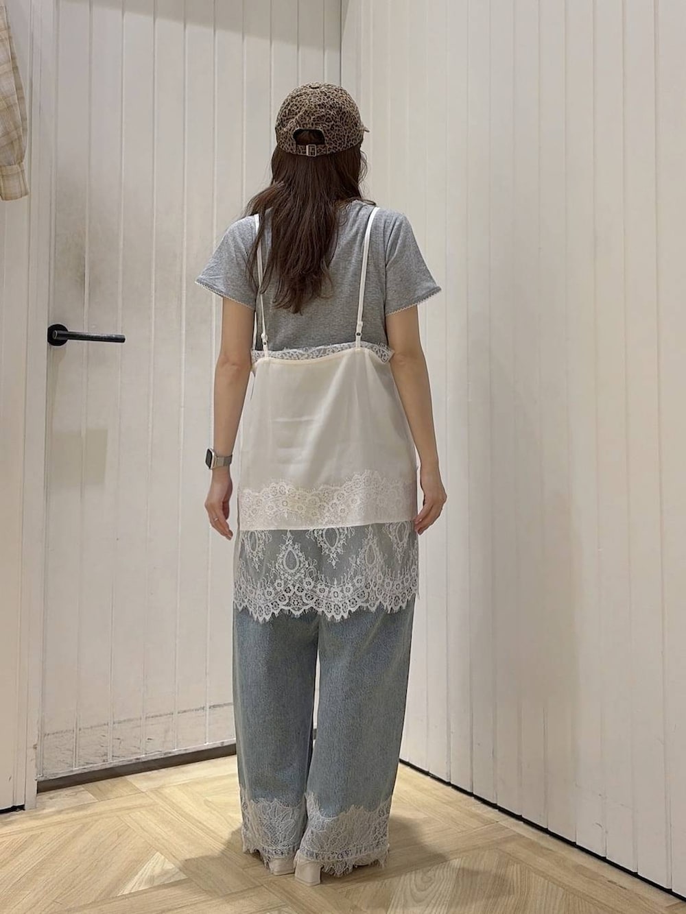 ブルー系のデニムパンツ、ホワイト系のサンダル、ホワイト系のTシャツ/カットソーを着用したレディースの夏コーディネートの3枚目の写真
