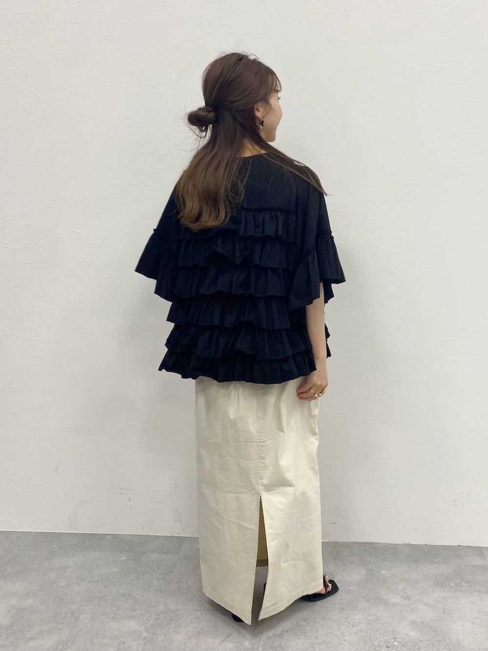 ブラック系のサンダル、ブラック系のTシャツ/カットソーを着用したレディースの春コーディネートの4枚目の写真