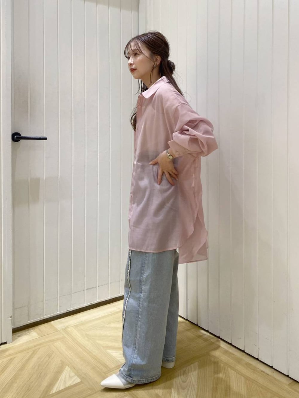ブルー系のデニムパンツ、ホワイト系のブーツ、ピンク系のシャツ/ブラウスを着用したレディースの春コーディネートの3枚目の写真