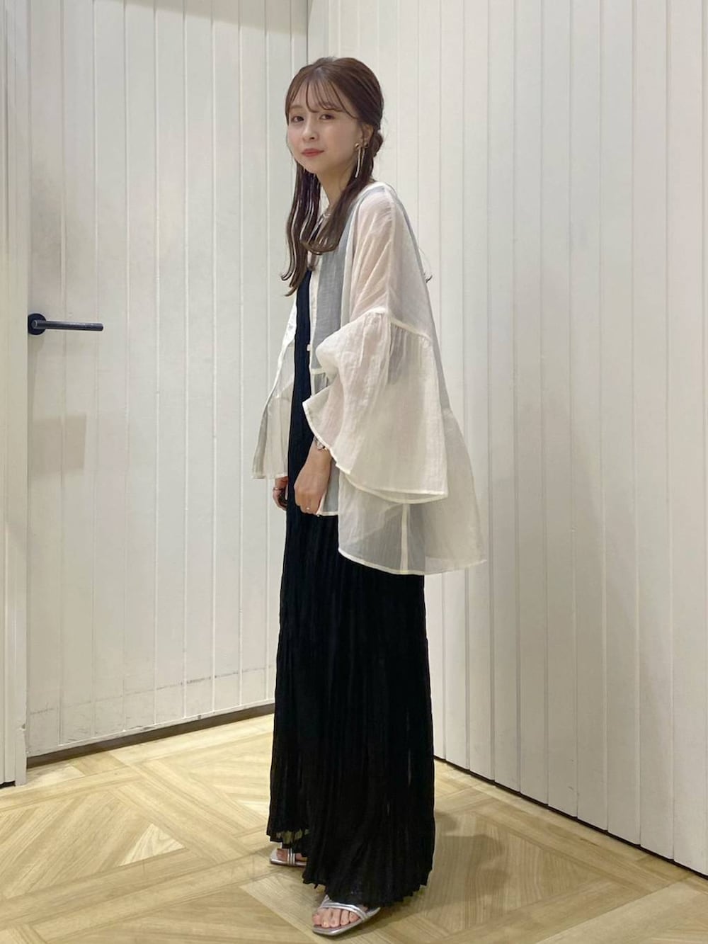 「ローリーズスタイル_LOWRYS FARM、低身長、ワンピース、ブラウス、夏コーデ、デートコーデ、サンダル、レイヤードスタイル、大人女子カジュアル_LOWRYS FARM、フェミニン」｜「LOWRYS FARMのスタイルＵＰクロスカップキャミ　100757（Tシャツ/カットソー、ホワイト系）」を使った、rinangoさん（レディース・146cm）の春コーディネートの2枚目の写真