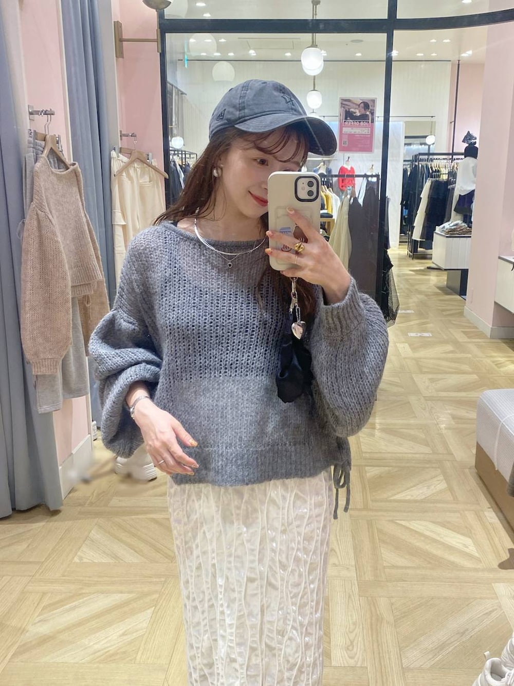 「ローリーズスタイル_LOWRYS FARM、低身長、大人女子カジュアル_LOWRYS FARM、大人カジュアル、ロングスカート、ニット、秋コーデ、秋冬新作」|「LOWRYS FARMのウォッシュドCAPNEWERA 102577(キャップ、ブラック系)」を使った、rinangoさん(レディース・146cm)の秋コーディネートの2枚目の写真