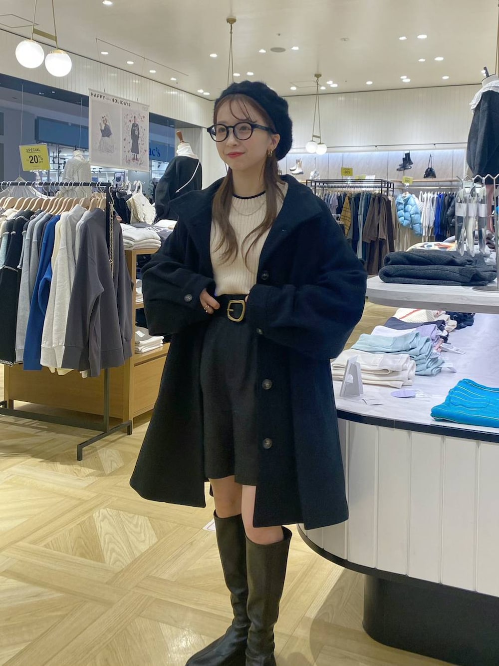 「ローリーズスタイル_LOWRYS FARM、デート/ロマンティック、女子会、カーディガン、大人女子カジュアル_LOWRYS FARM、ベレー帽、冬コーデ、ブーツ、着痩せ・細見え、着痩せ、フェミニン」|「LOWRYS FARMのウールライクタックショートパンツ 969402(その他パンツ、ブラック系)」を使った、rinangoさん(レディース・146cm)の冬コーディネートの5枚目の写真