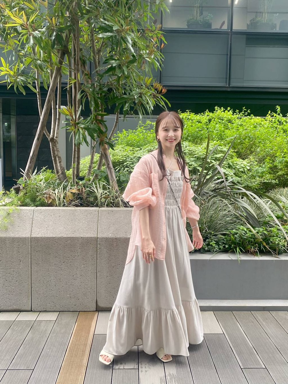 「大人カジュアル、フェミニン、サンダル、ワンピース、ローリーズスタイル_LOWRYS FARM、低身長、大人女子カジュアル_LOWRYS FARM、デートコーデ、ピンク」|「Me%のフェイクレザーチェーンモバイルストラップ 157349(スマホグッズ、グレー系)」を使った、rinangoさん(レディース・146cm)の春コーディネートの4枚目の写真
