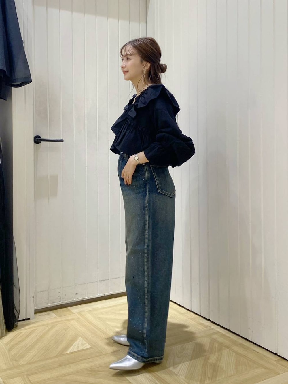 ブラック系のシャツ/ブラウス、ホワイト系のタンクトップ、シルバー系のブーツを着用したレディースの秋コーディネートの3枚目の写真