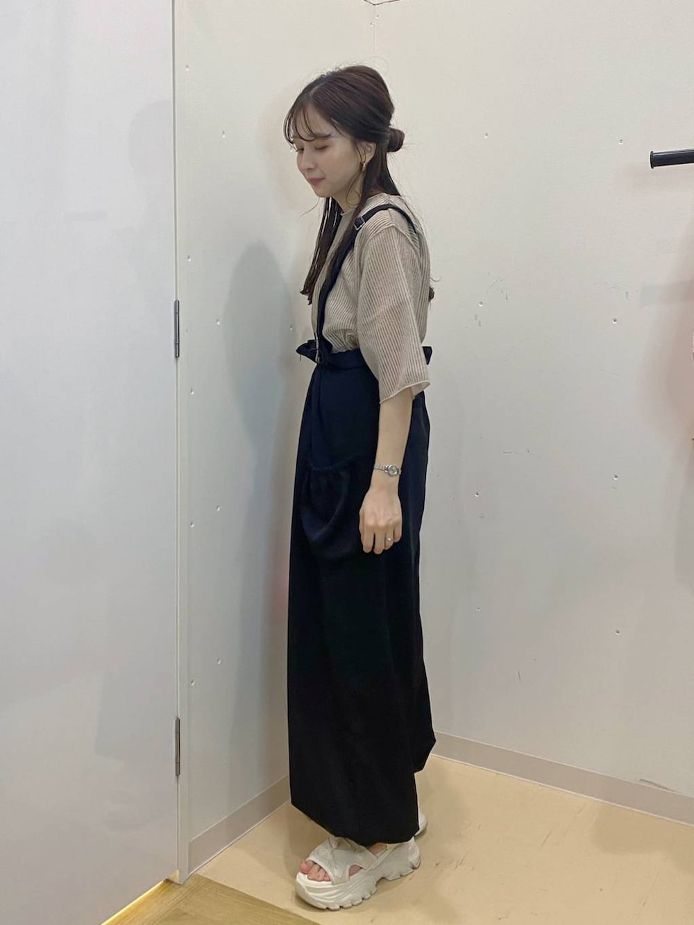 ホワイト系のサンダル、ブラック系のワンピース、ホワイト系のTシャツ/カットソーを着用したレディースの夏コーディネートの2枚目の写真