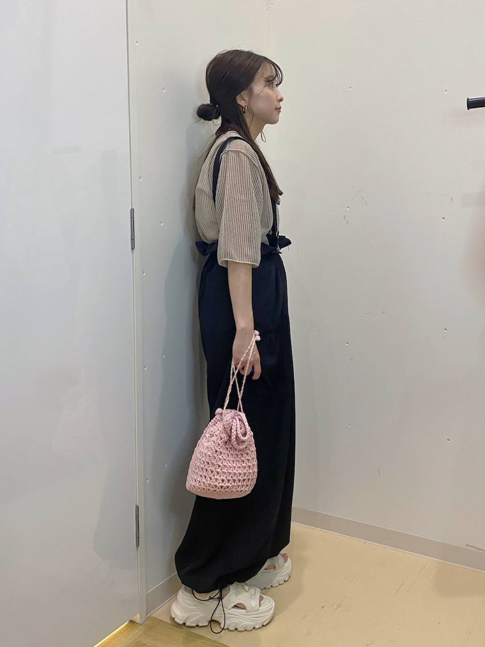 ホワイト系のサンダル、ブラック系のワンピース、ホワイト系のTシャツ/カットソーを着用したレディースの夏コーディネートの3枚目の写真