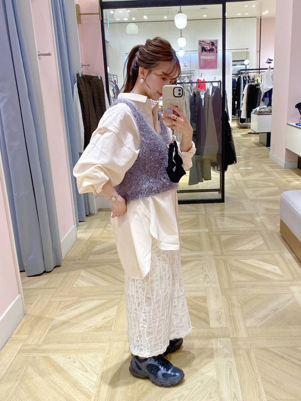 ブラック系のその他シューズ、グレー系のキャミソール、ベージュ系のシャツ/ブラウスを着用したレディースの秋コーディネートの3枚目の写真