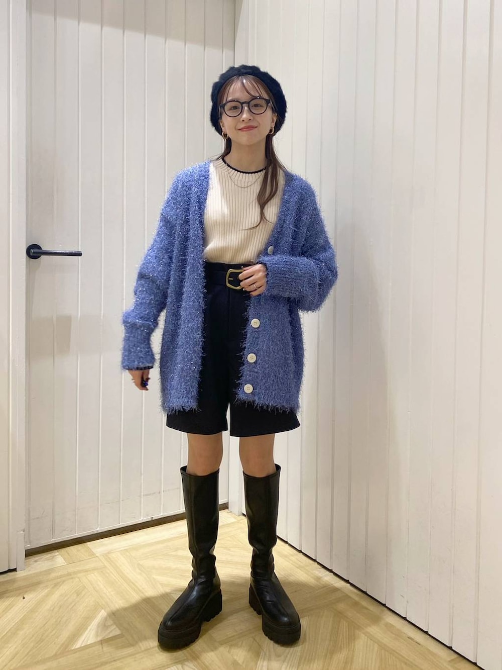 「ローリーズスタイル_LOWRYS FARM、デート/ロマンティック、女子会、カーディガン、大人女子カジュアル_LOWRYS FARM、ベレー帽、冬コーデ、ブーツ、着痩せ・細見え、着痩せ、フェミニン」|「LOWRYS FARMのウールライクタックショートパンツ 969402(その他パンツ、ブラック系)」を使った、rinangoさん(レディース・146cm)の冬コーディネートの2枚目の写真