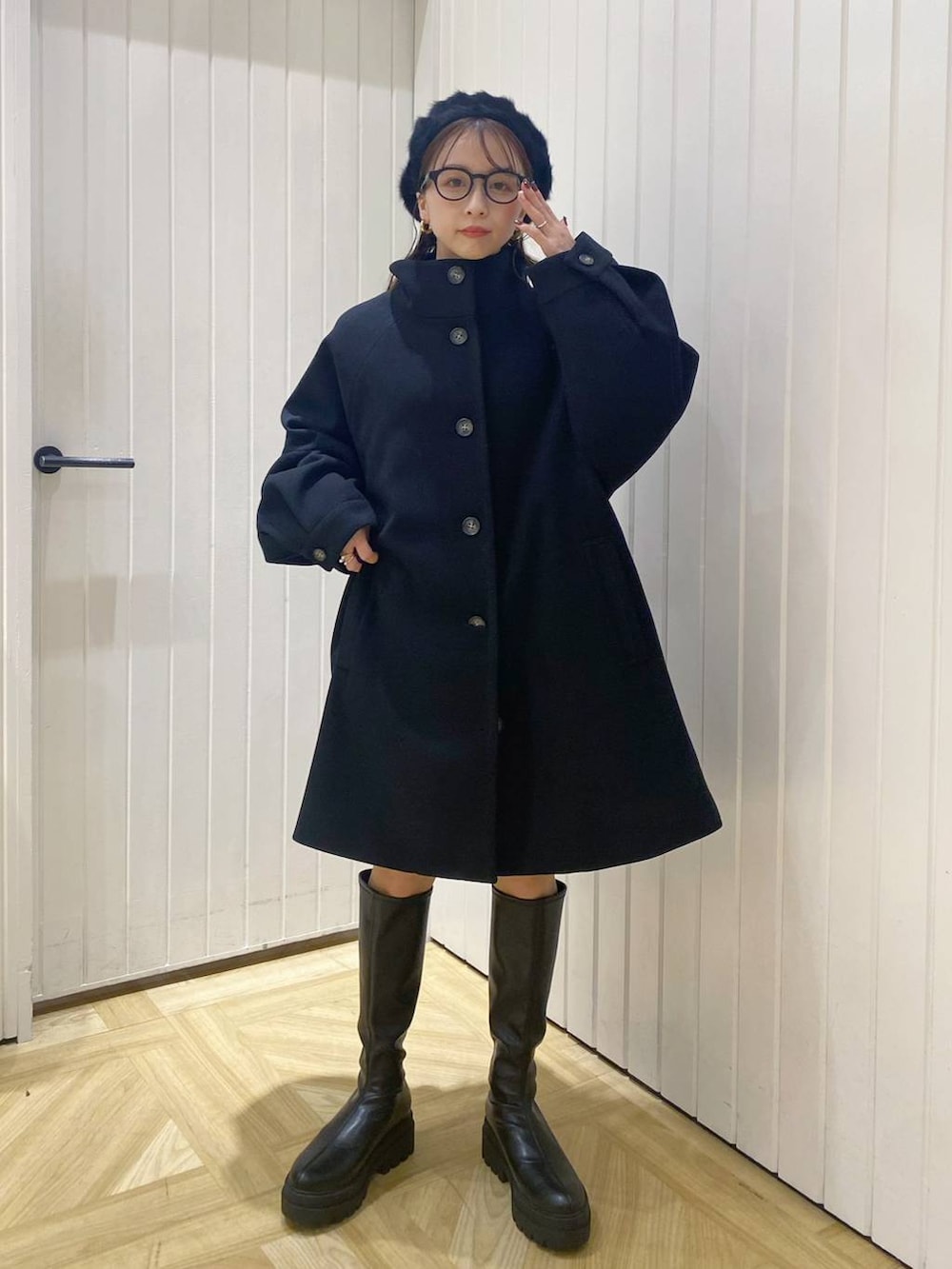 「ローリーズスタイル_LOWRYS FARM、デート/ロマンティック、女子会、カーディガン、大人女子カジュアル_LOWRYS FARM、ベレー帽、冬コーデ、ブーツ、着痩せ・細見え、着痩せ、フェミニン」|「LOWRYS FARMのウールライクタックショートパンツ 969402(その他パンツ、ブラック系)」を使った、rinangoさん(レディース・146cm)の冬コーディネートの6枚目の写真