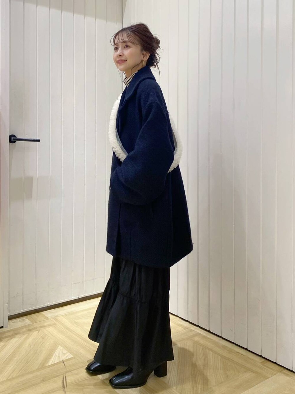 ホワイト系のTシャツ/カットソー、ブラック系のその他アウター、ブラック系のパンプスを着用したレディースの秋コーディネートの2枚目の写真