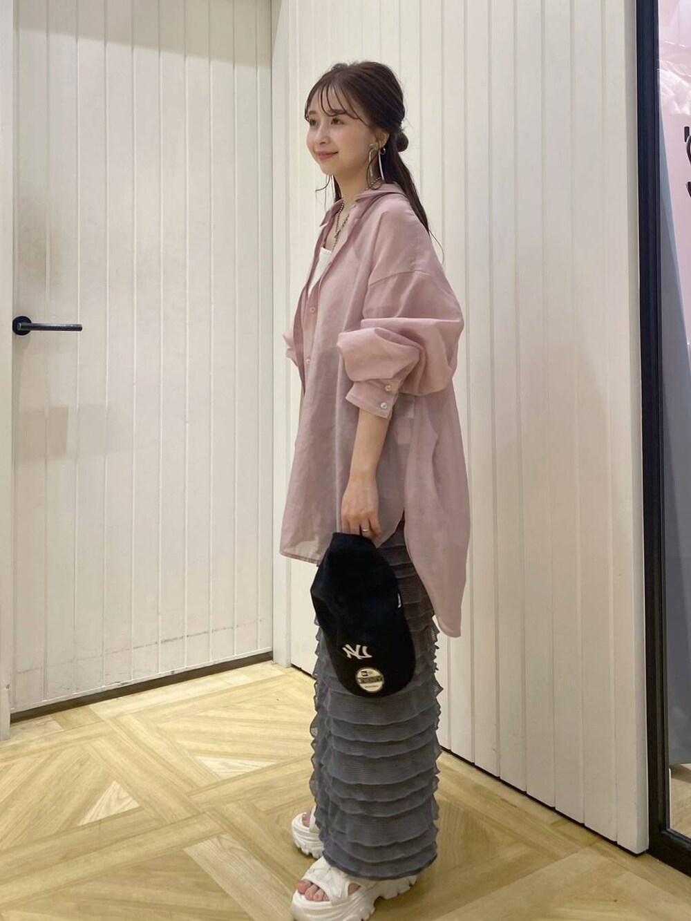 ホワイト系のTシャツ/カットソー、ホワイト系のサンダル、グレー系のスカートを着用したレディースの春コーディネートの2枚目の写真