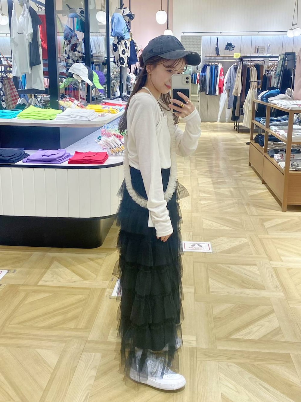 「ドットエスティ春コーデ、ラフ、モノトーン、スニーカー、ローリーズスタイル_LOWRYS FARM、低身長、大人女子カジュアル_LOWRYS FARM、カジュアル、大人カジュアル、キャップ、春コーデ」|「LOWRYS FARMのウォッシュドCAPNEWERA 102577(キャップ、ブラック系)」を使った、rinangoさん(レディース・146cm)の春コーディネートの2枚目の写真