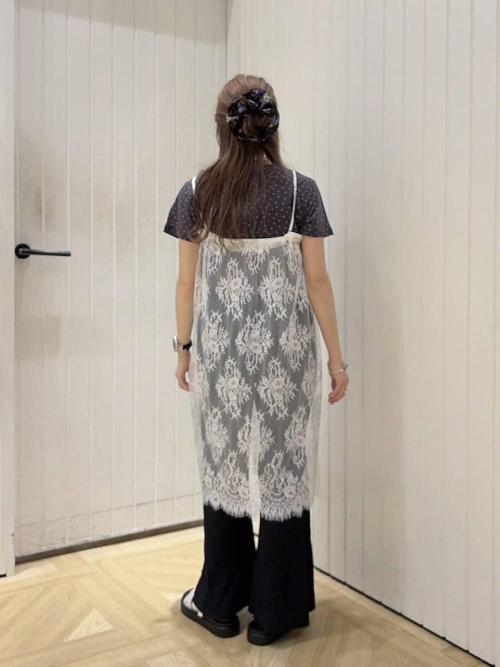 ホワイト系のサンダル、グレー系のTシャツ/カットソー、ホワイト系のその他パンツを着用したレディースの夏コーディネートの3枚目の写真