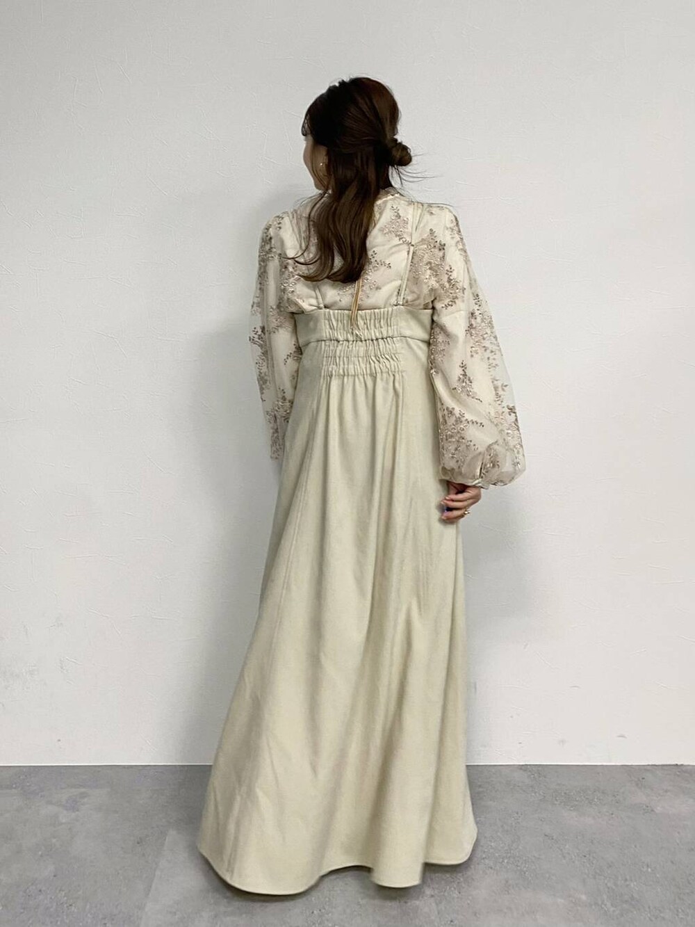 ホワイト系のワンピース、ホワイト系のブーツ、ホワイト系のシャツ/ブラウスを着用したレディースの冬コーディネートの3枚目の写真