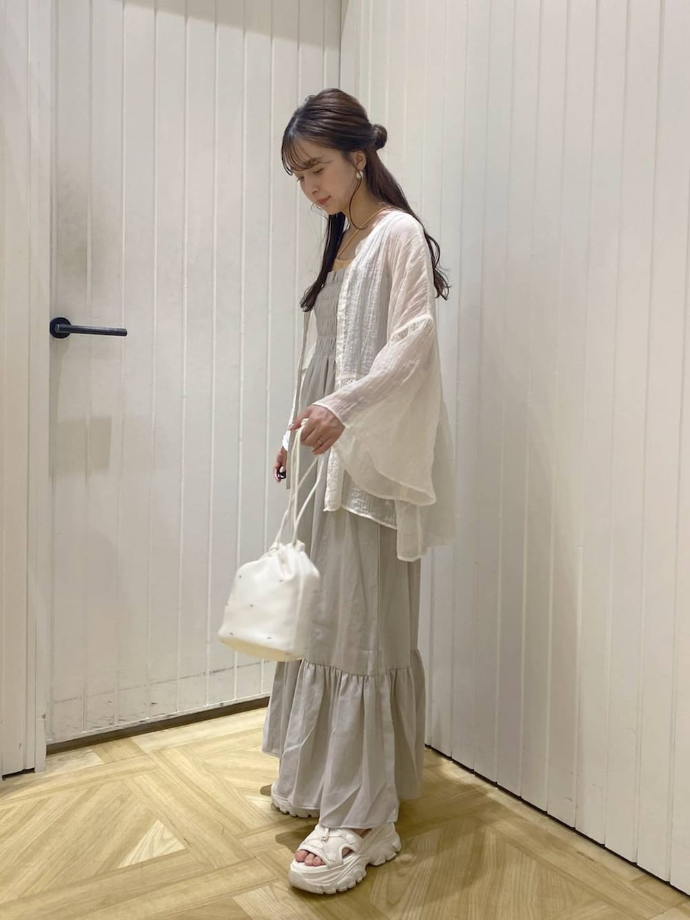 「ローリーズスタイル_LOWRYS FARM、低身長、大人女子カジュアル_LOWRYS FARM、デートコーデ、ワントーン、ワンピース、ドットエスティセール」|「LOWRYS FARMのレースアップスポサン 104934(サンダル、ホワイト系)」を使った、rinangoさん(レディース・146cm)の夏コーディネートの3枚目の写真