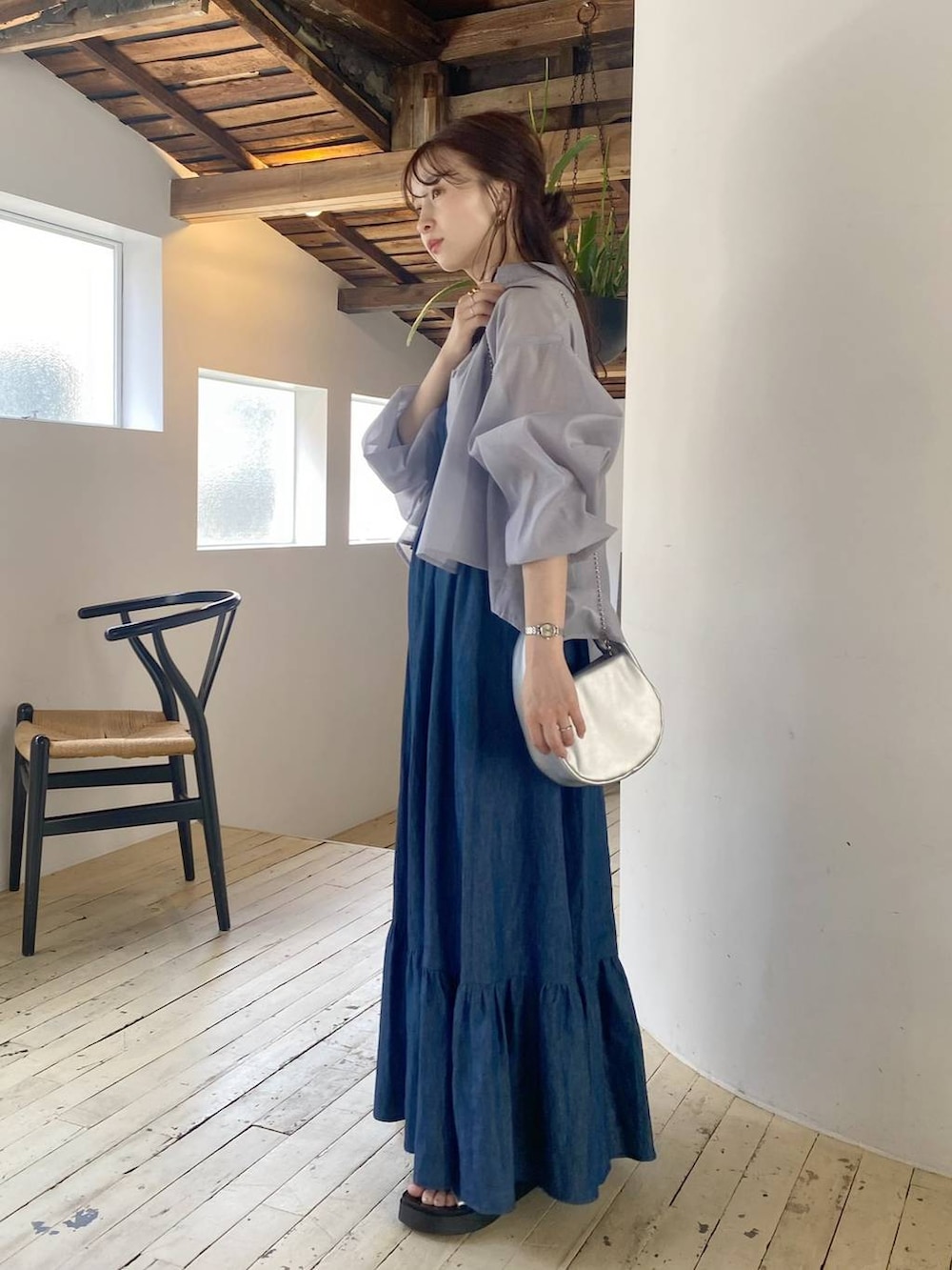 ホワイト系のTシャツ/カットソー、シルバー系のサンダル、シルバー系のショルダーバッグを着用したレディースの春コーディネートの2枚目の写真