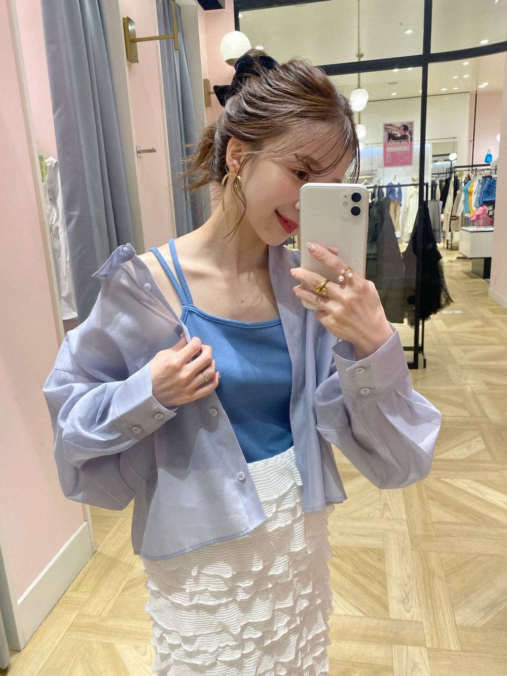 ブルー系のTシャツ/カットソー、ホワイト系のバレエシューズ、ホワイト系のスカートを着用したレディースの春コーディネートの5枚目の写真