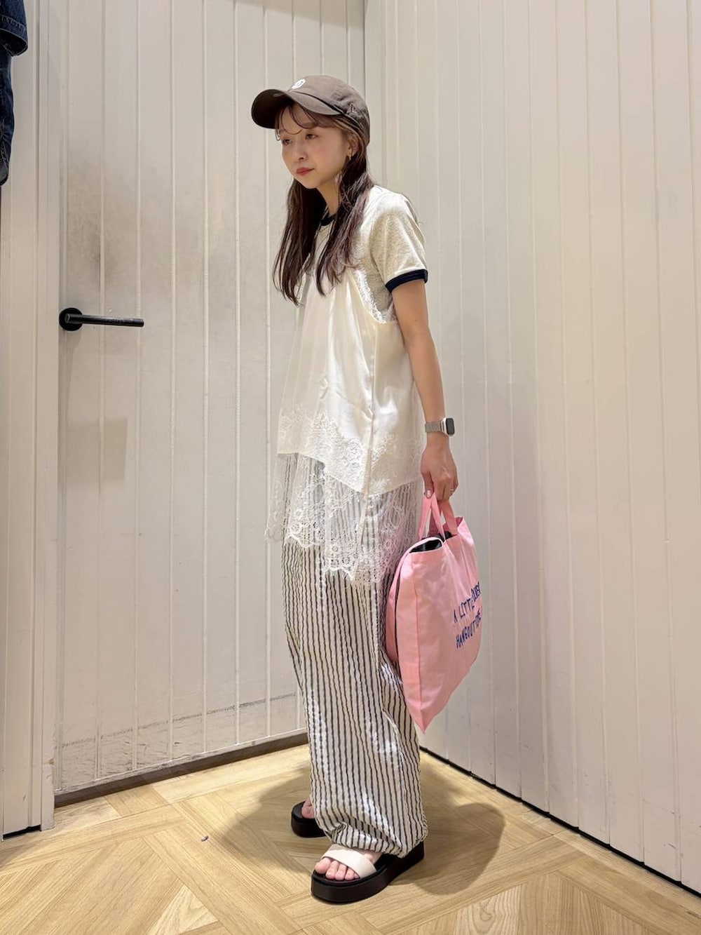 ホワイト系のサンダル、グレー系のTシャツ/カットソー、ピンク系のトートバッグを着用したレディースの春コーディネートの2枚目の写真