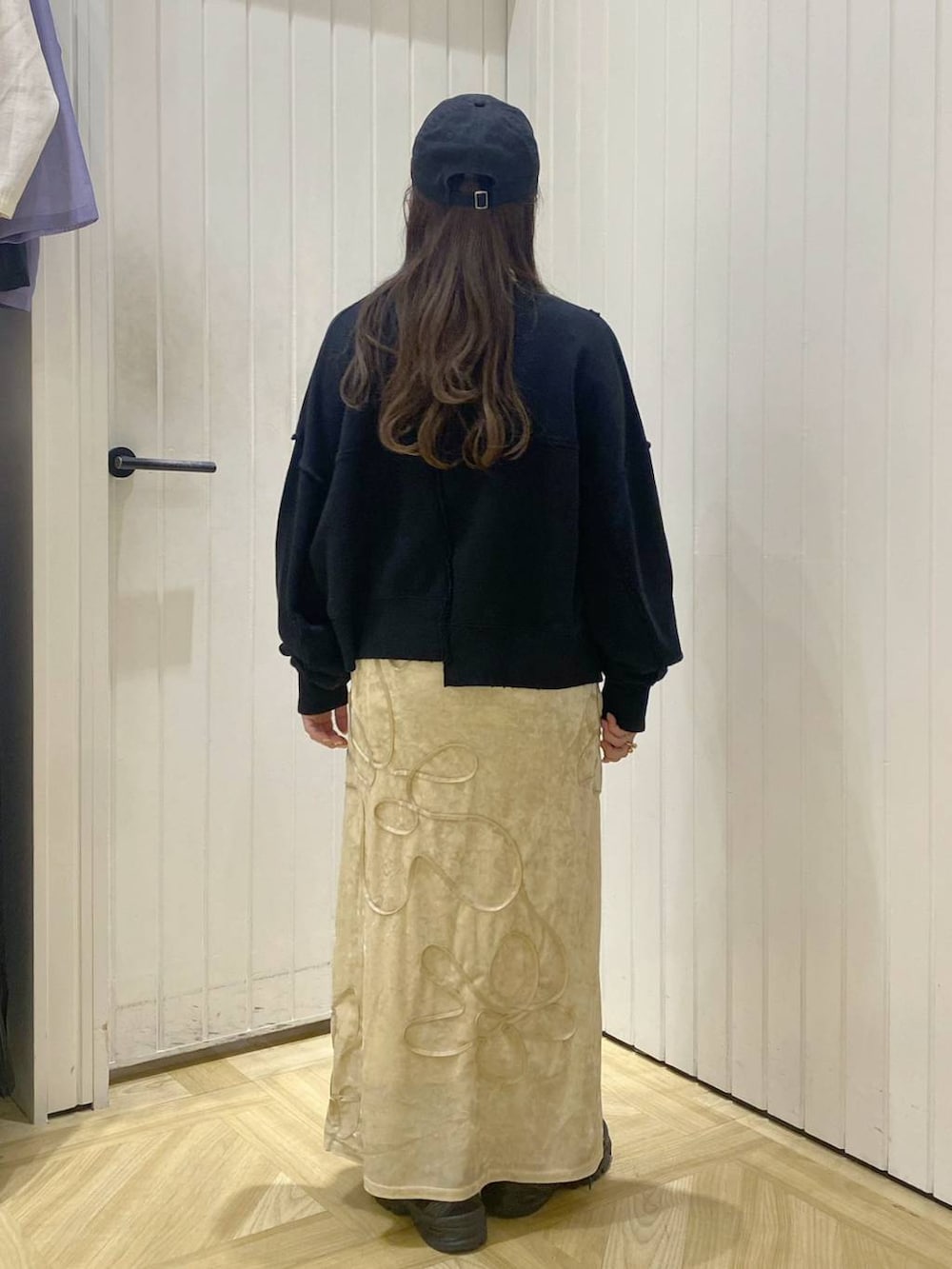 ブラック系のその他シューズ、グレー系のスウェット、ベージュ系のスカートを着用したレディースの秋コーディネートの3枚目の写真