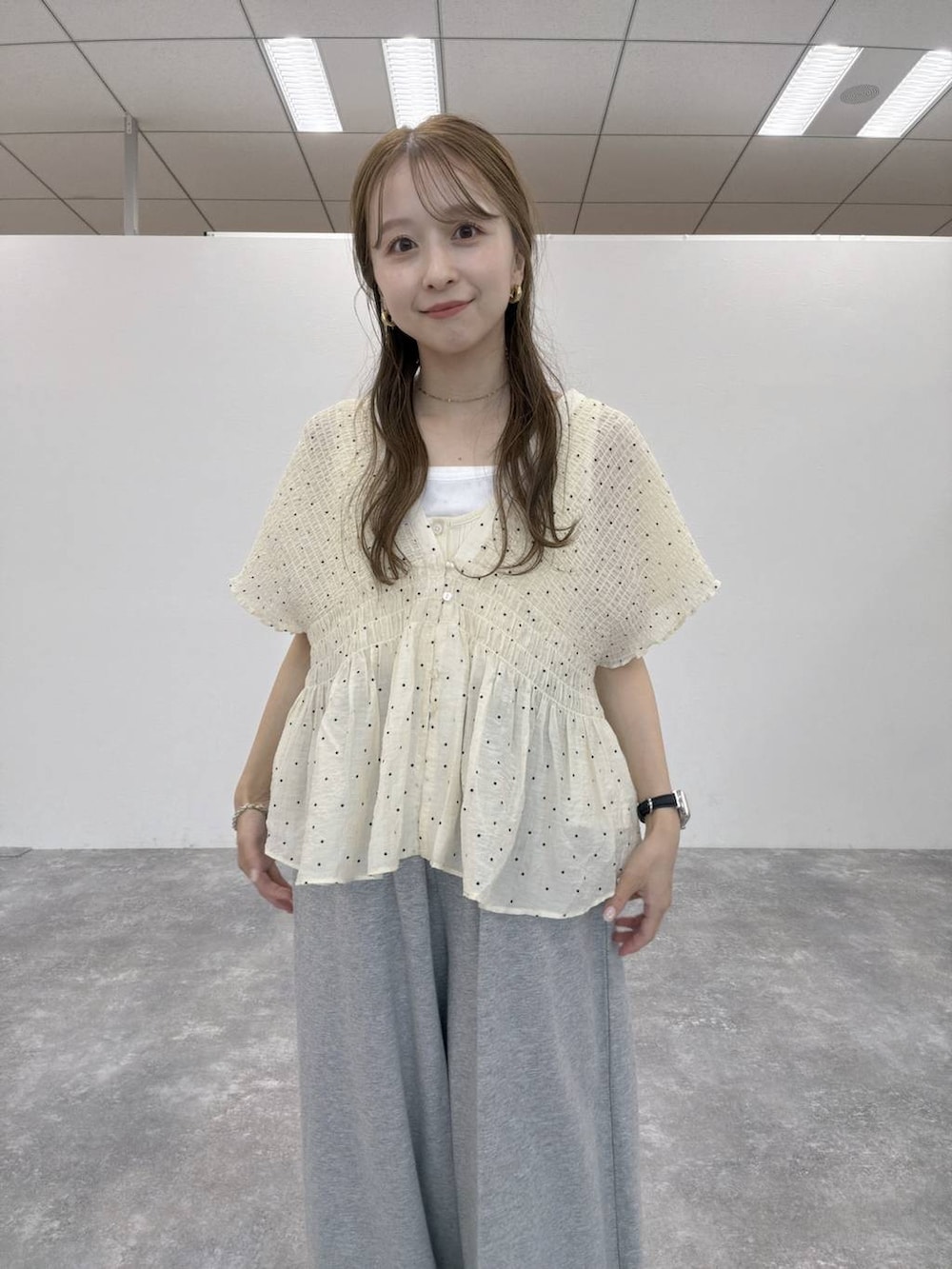ホワイト系のサンダル、ホワイト系のタンクトップ、その他のシャツ/ブラウスを着用したレディースの夏コーディネートの2枚目の写真