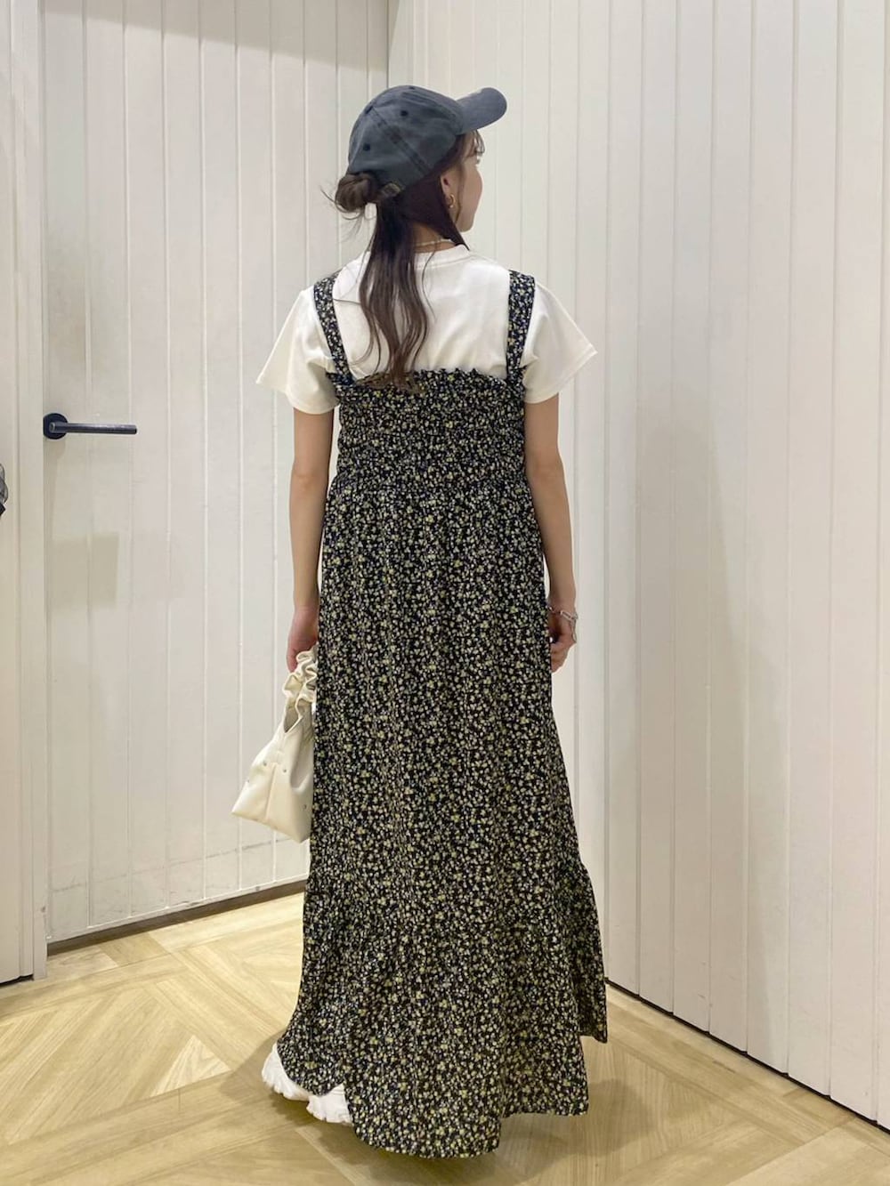 ベージュ系のハンドバッグ、ホワイト系のサンダル、その他のワンピースを着用したレディースの春コーディネートの4枚目の写真