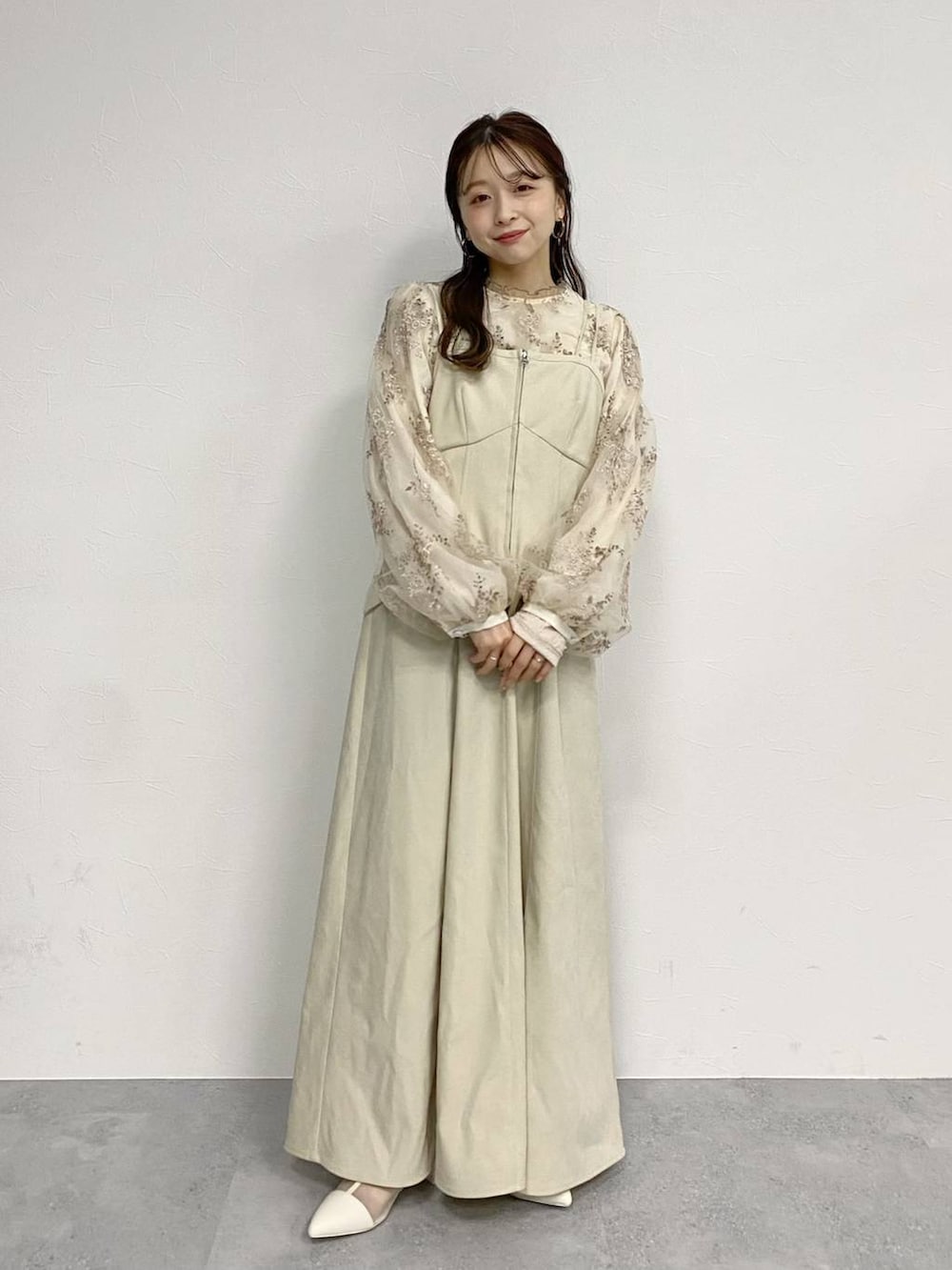 ホワイト系のワンピース、ホワイト系のブーツ、ホワイト系のシャツ/ブラウスを着用したレディースの冬コーディネートの2枚目の写真