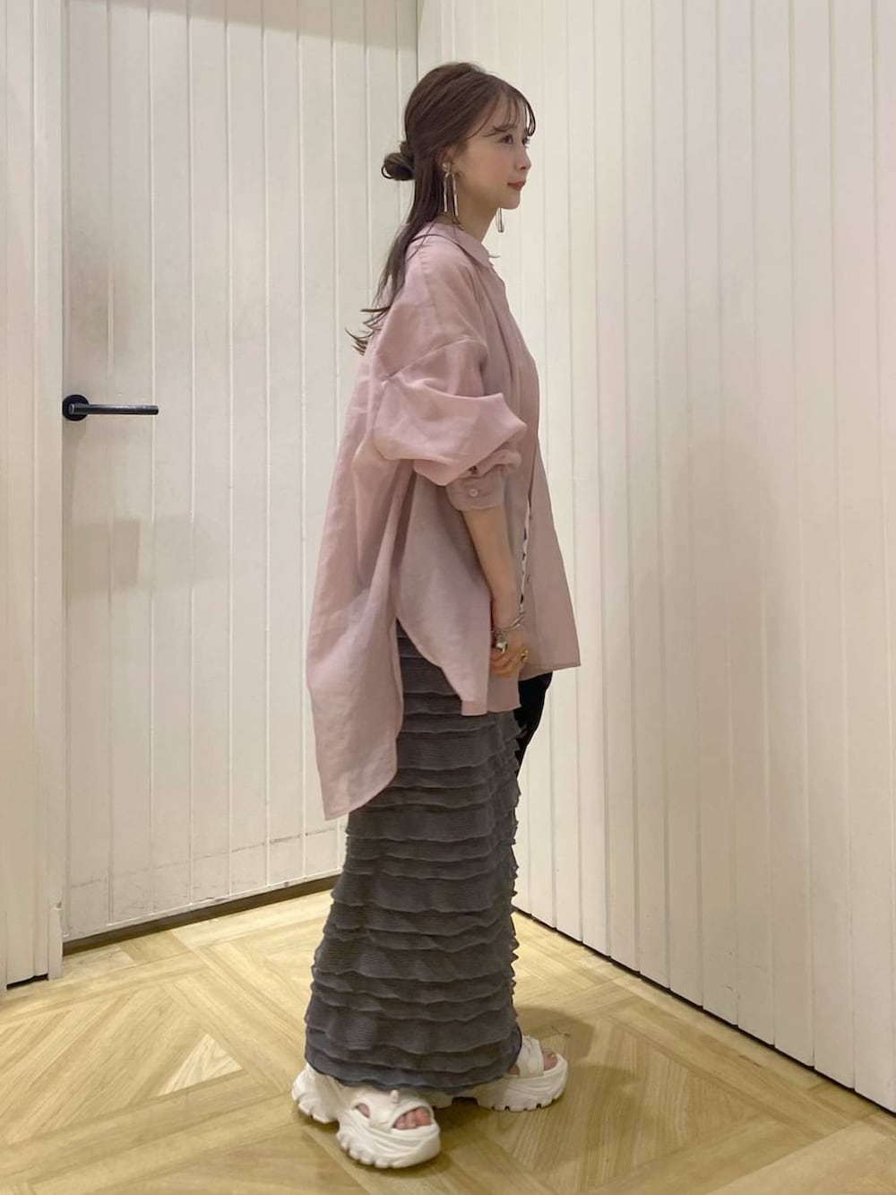 ホワイト系のTシャツ/カットソー、ホワイト系のサンダル、グレー系のスカートを着用したレディースの春コーディネートの4枚目の写真