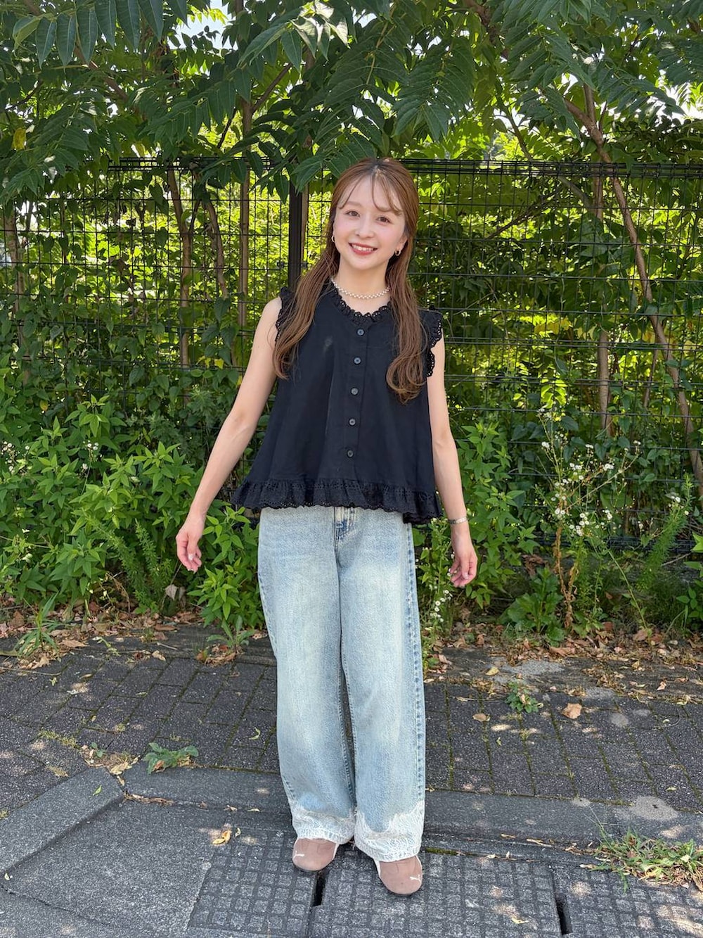 ブルー系のデニムパンツ、ブラック系のシャツ/ブラウス、ブラック系のシャツ/ブラウスを着用したレディースの夏コーディネートの2枚目の写真
