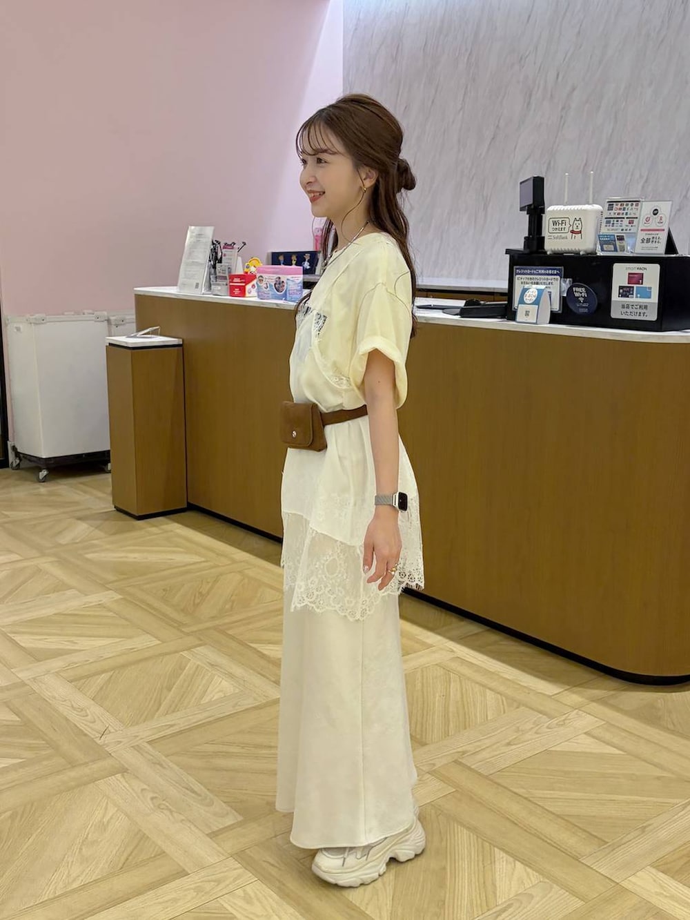 ホワイト系のスカート、ホワイト系のTシャツ/カットソー、ホワイト系のスニーカーを着用したレディースの春コーディネートの2枚目の写真
