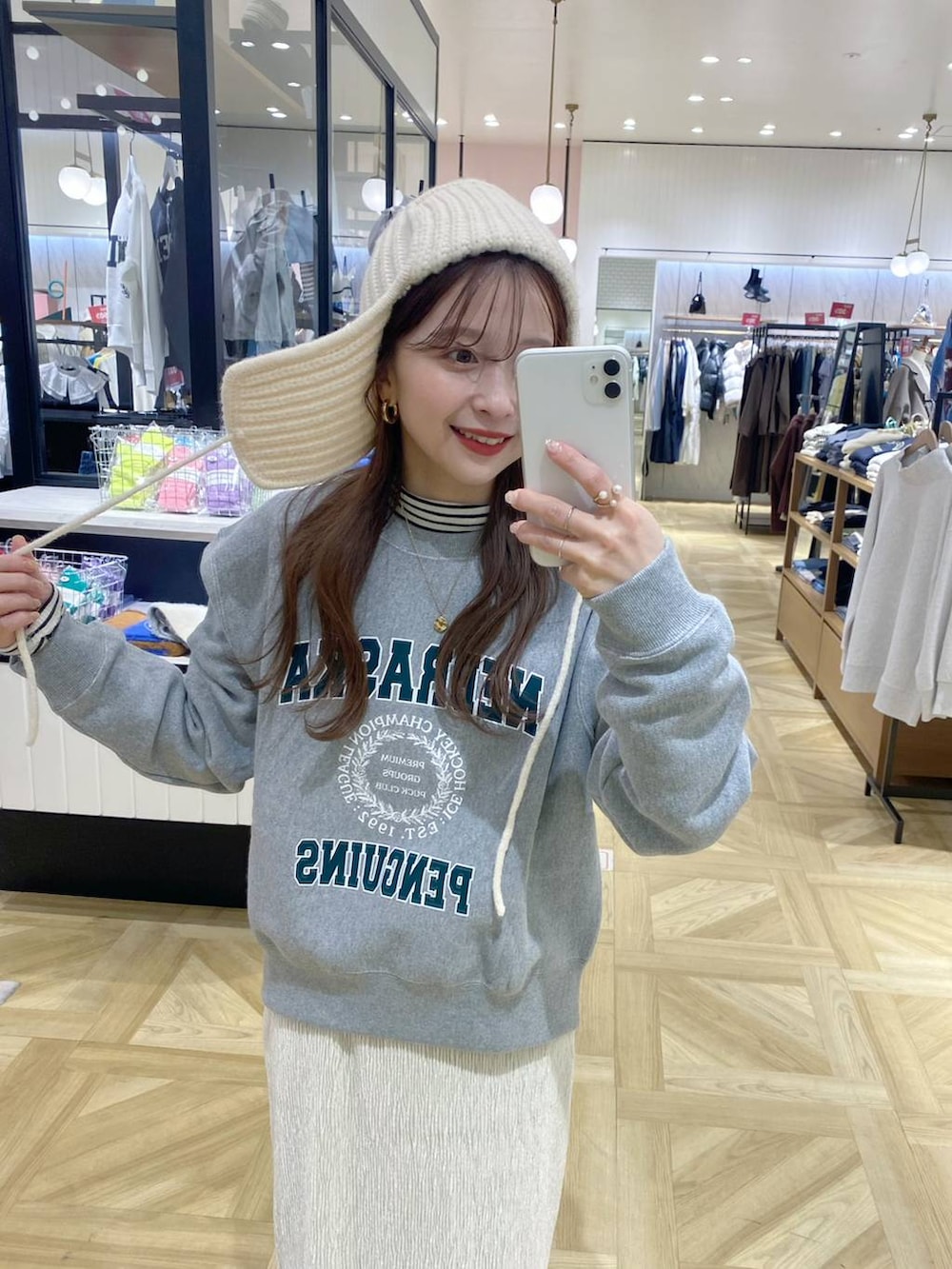 ホワイト系のTシャツ/カットソー、グレー系のスウェット、ホワイト系のニットキャップ/ビーニーを着用したレディースの冬コーディネートの3枚目の写真