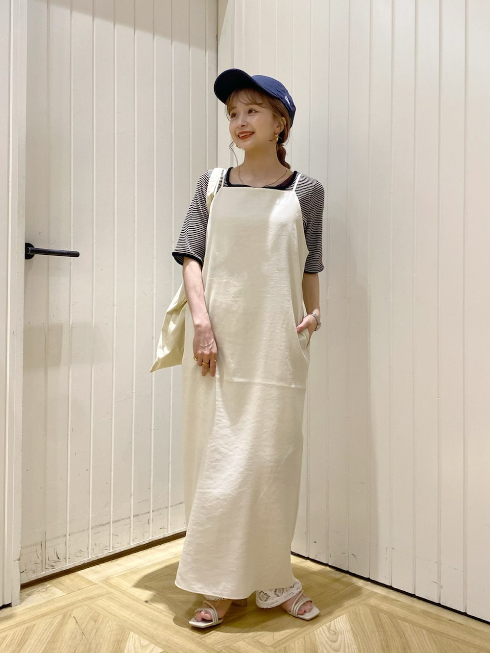 ブラック系のTシャツ/カットソー、ホワイト系のワンピース、ホワイト系のトートバッグを着用したレディースの夏コーディネートの3枚目の写真
