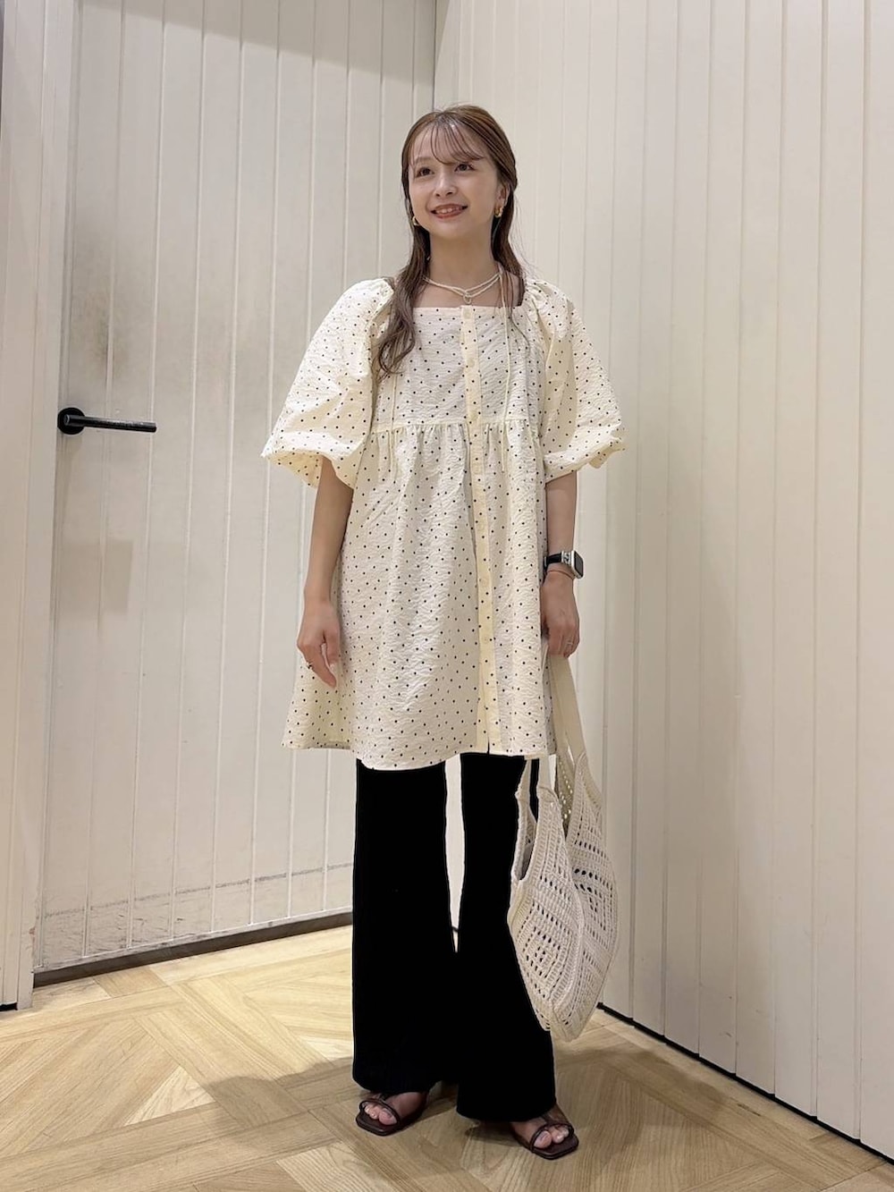 ブラック系のその他パンツ、その他のシャツ/ブラウス、ブラウン系のサンダルを着用したレディースの夏コーディネートの3枚目の写真