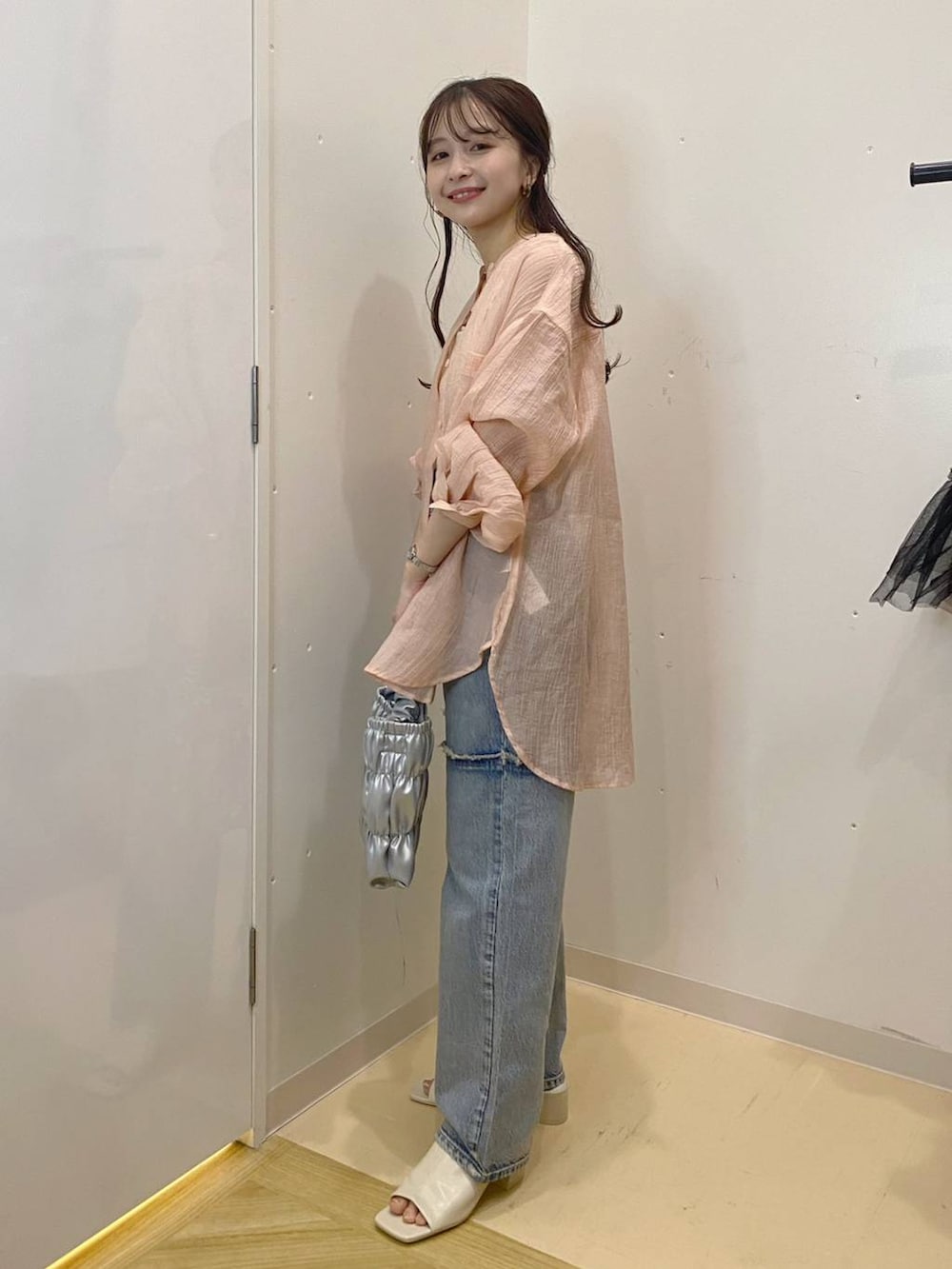 「ローリーズスタイル_LOWRYS FARM、低身長、大人女子カジュアル_LOWRYS FARM、デートコーデ、カジュアル、ラフ、デニムパンツ、ピンク、シャツ、夏コーデ、ドットエスティトレンド」｜「LOWRYS FARMのスタイルＵＰクロスカップキャミ　100757（Tシャツ/カットソー、ホワイト系）」を使った、rinangoさん（レディース・146cm）の夏コーディネートの4枚目の写真
