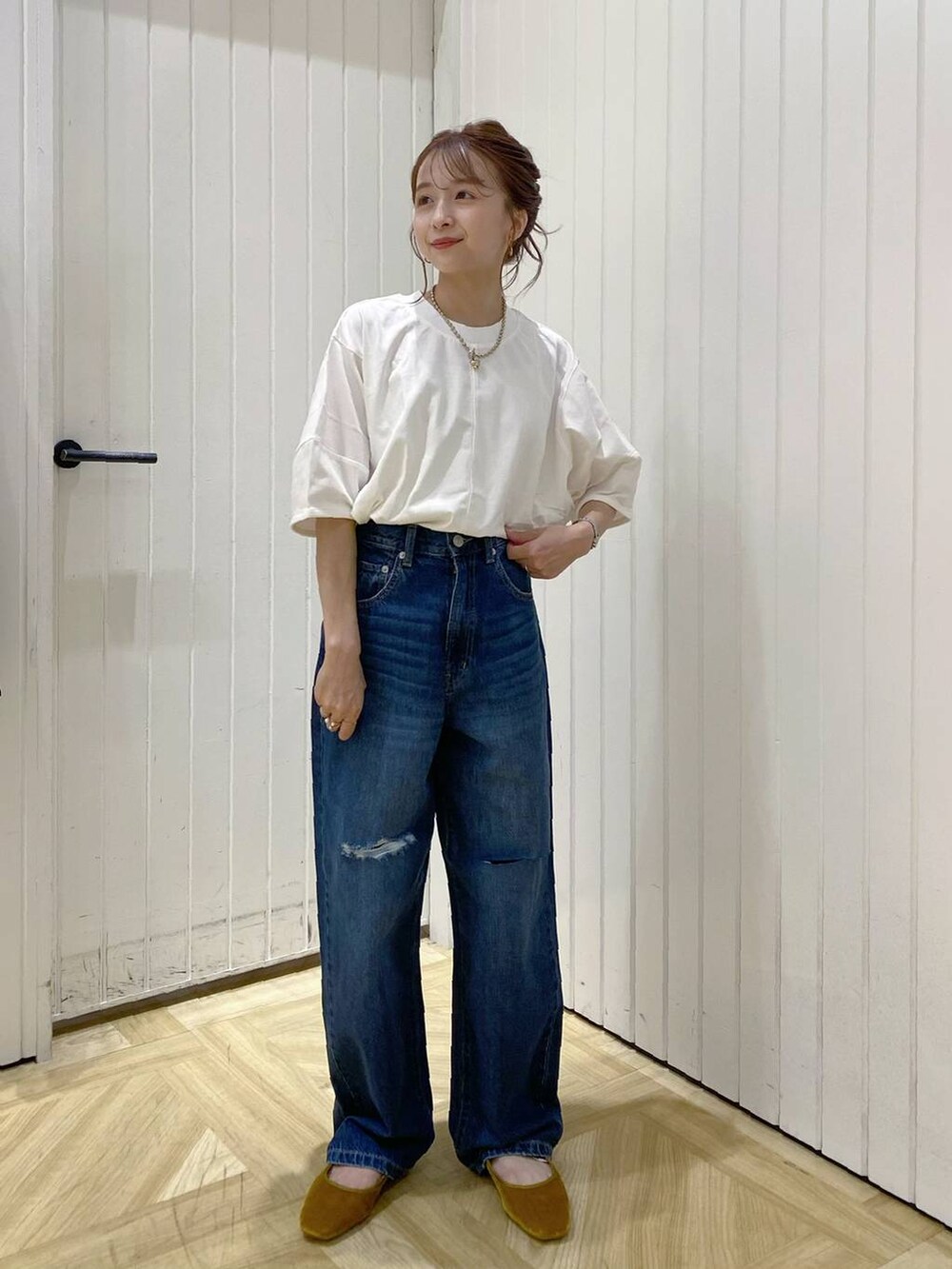 ブルー系のデニムパンツ、イエロー系のパンプス、ホワイト系のTシャツ/カットソーを着用したレディースの夏コーディネートの2枚目の写真