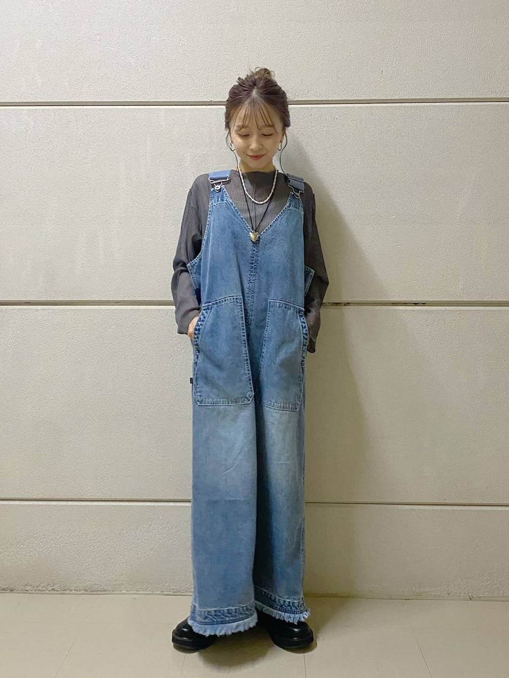「低身長、ブランドミックス、LOWRYS FARM、niko and...、サロペット、大人女子カジュアル_LOWRYS FARM、ローリーズスタイル_LOWRYS FARM、ブーツ、デニムワンピース、秋コーデ」｜「LOWRYS FARMの2WAYシアーラッセルロングスリーブ　191371（シャツ/ブラウス、グレー系）」を使った、rinangoさん（レディース・146cm）の夏コーディネートの2枚目の写真