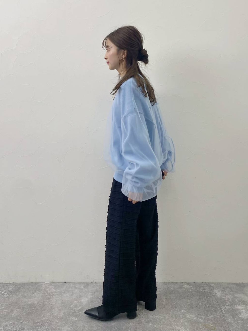 ブラック系のその他パンツ、ブラック系のブーツ、ブルー系のTシャツ/カットソーを着用したレディースの冬コーディネートの2枚目の写真