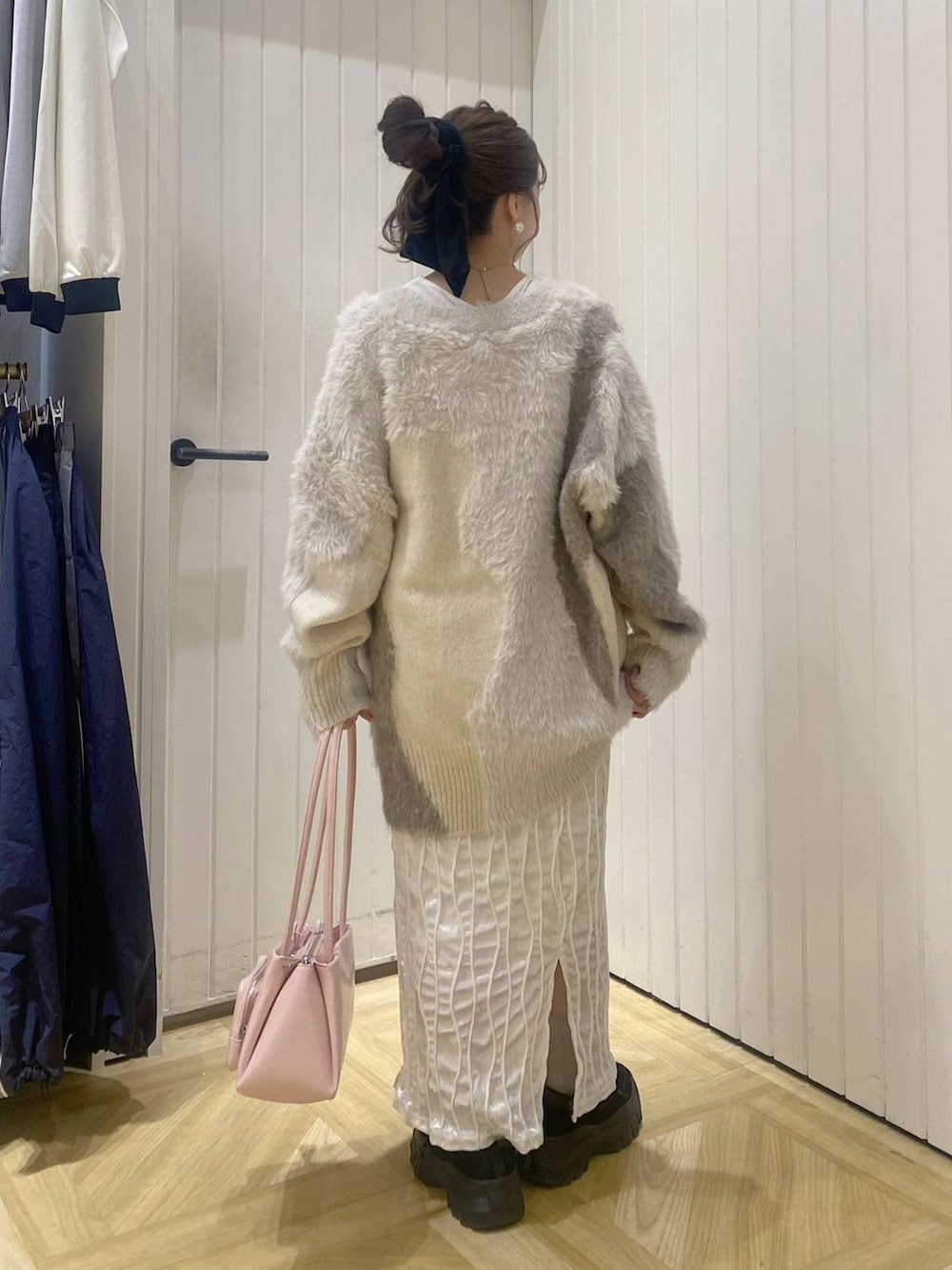 ピンク系のショルダーバッグ、ホワイト系のカーディガン/ボレロ、ホワイト系のTシャツ/カットソーを着用したレディースの秋コーディネートの3枚目の写真