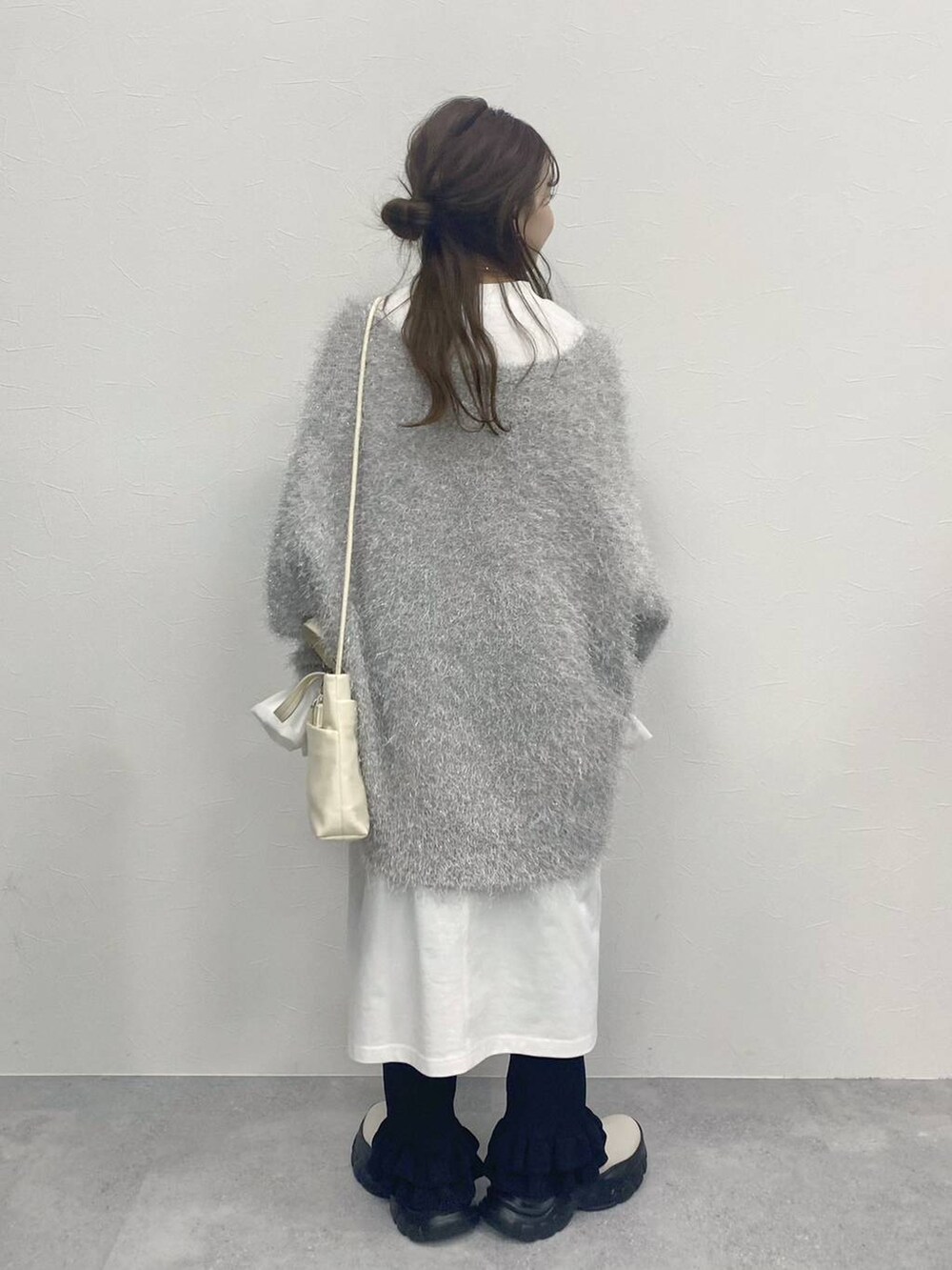 「カーディガン、低身長、キッズ服、ローリーズスタイル_LOWRYS FARM、ワンピース、ニット、冬コーデ、ブーツ、カジュアル」｜「LOWRYS FARMのサイフＳＥＴショルダーＢＡＧ 970207（ショルダーバッグ、ホワイト系）」を使った、rinangoさん（レディース・146cm）の冬コーディネートの3枚目の写真