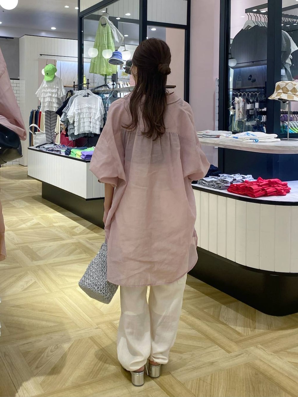 その他のTシャツ/カットソー、ピンク系のシャツ/ブラウス、グレー系のショルダーバッグを着用したレディースの夏コーディネートの3枚目の写真