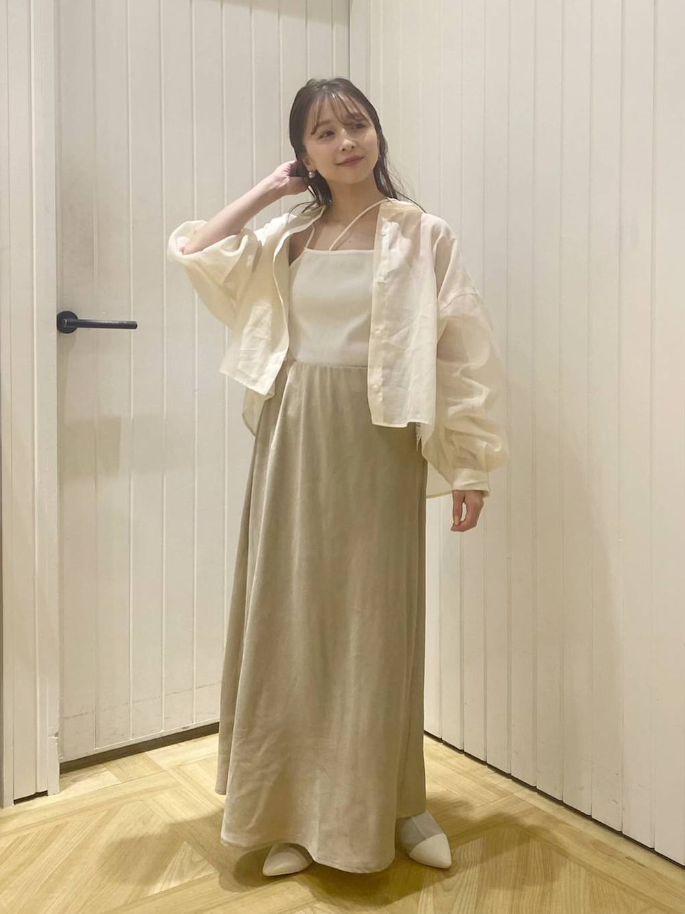 グリーン系のスカート、ホワイト系のブーツ、ホワイト系のシャツ/ブラウスを着用したレディースの春コーディネートの5枚目の写真