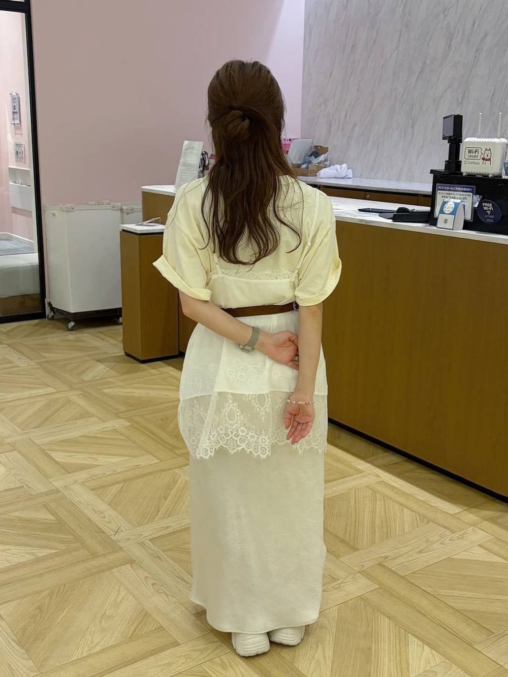 ホワイト系のスカート、ホワイト系のTシャツ/カットソー、ホワイト系のスニーカーを着用したレディースの春コーディネートの3枚目の写真
