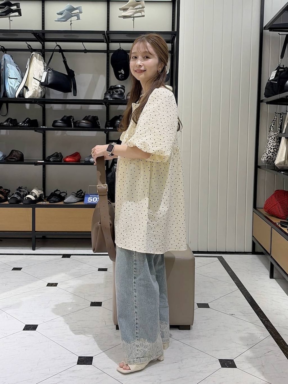 ブルー系のデニムパンツ、ブラウン系のショルダーバッグ、その他のシャツ/ブラウスを着用したレディースの夏コーディネートの2枚目の写真